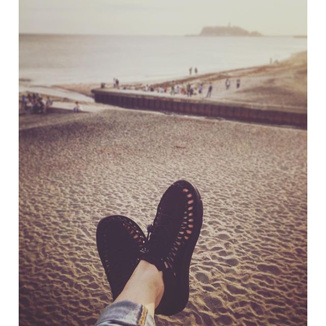 休日、海へ行きました。足元は買ったばかりのKEENのUNEEK。夏にぴったりです︎ @shoecaregirls こびと氏に続き #keen #uneek #くのいち #靴磨き女子部 #サンダル #海 #湘南 #shoecare #足元くら部 #shoes #靴 #summer