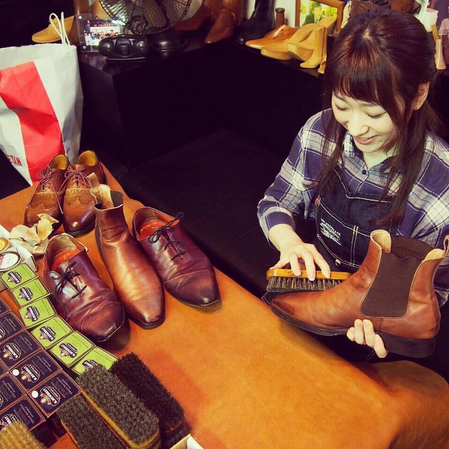今日は表参道のFANS.でワークショップ。こびと、先生デビュー☆ #靴磨き女子部 #ワークショップ