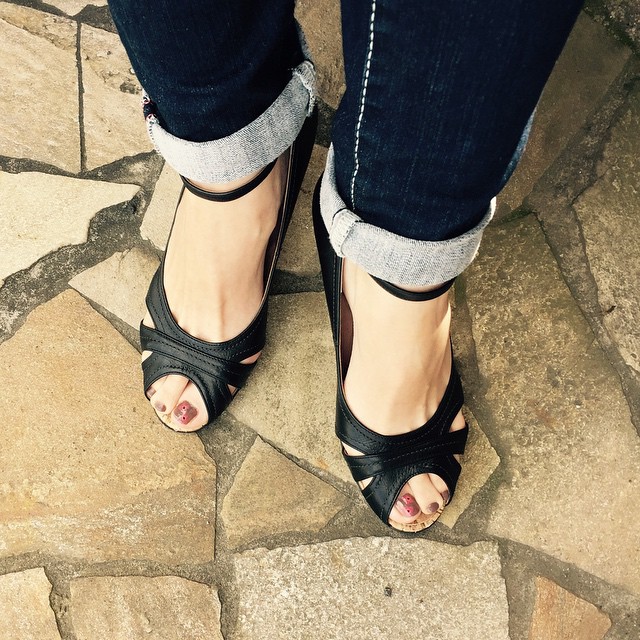 梅雨時期の貴重な晴れ間の足元は、オープントゥで#nailをチラ見せ♪#靴磨き女子部#靴磨き女子部ピンクレンジャー#本日の足元チラ#フットネイル#DIANA#YOLO