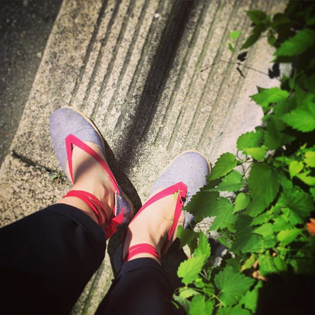 梅雨は明けたし、今日は晴れだし、エスパドリーユの気分かな！赤い足首に巻くリボンかお気に入りの夏靴です☆  #靴磨き女子部 #靴磨き女子部テリー #CAMPER #エスパドリーユ