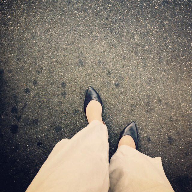 3連休最終日…動きやすさ重視の麻素材のワイドパンツに #ファビオルスコーニ のネイビーパンプスを履いて#横浜 へ！！ #本日の足元チラ#靴磨き女子部#靴磨き女子部ピンクレンジャー#ワイドパンツ