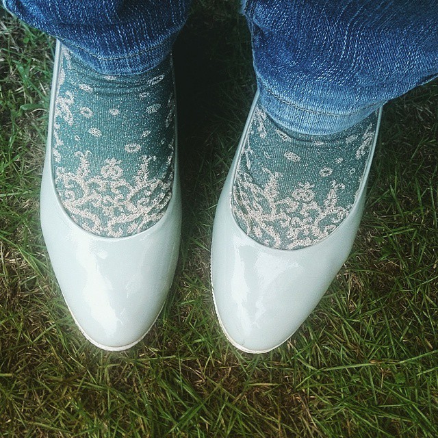 雨の日はエナメル。パンプスは靴下と合わせたファッションが楽しめるのも良いですよね(^^) #ハスキー犬 #靴磨き女子部 #エナメル #パンプス