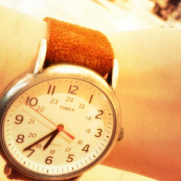 ：こんにちは！こびとでーす！：私がここ何年か愛用してる腕時計です。：スエード素材のベルトに一目惚れして買いました。：秋冬は大活躍の子です♪#TIMEX#時計#スエード#ベルト#靴みがき女子部#こびと