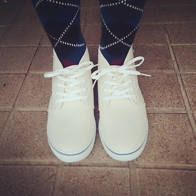 週末に購入したVANSのスニーカー、足にぴったりとフィットして履きやすいrasoxのL字型ソックスに合わせて。白い靴はソックスの柄が映えますね #ハスキー犬 #靴磨き女子部 #VANS #rasox #L字型ソックス #スニーカー #足元倶楽部 足元くら部 #靴下同盟 #socks #靴下HP:@shoecaregirls