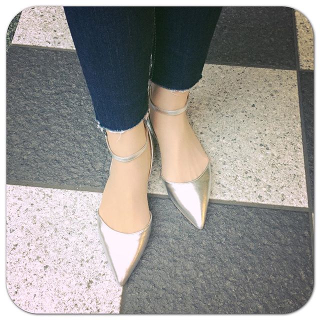 夏に向けて足元にシルバーを取り入れてみました。レザーソールのパンプスは久しぶりです︎マウジーのスキニーデニムを切りました。HP:@shoecaregirls #本日の足元チラ#靴磨き女子部#靴磨き女子部ピンクレンジャー#マウジー#マウジーデニム#カットオフデニム#足元倶楽部#シルバー #ポインテッドトゥ#痛くない靴#嬉しいな #DIANA#shoes#silvershoes#moussy#denim#cutoffdenim#cutoffjeans#pumps