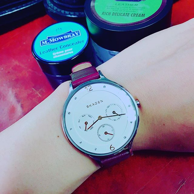 お気に入りの時計は長持ちさせたい。。色が剥げたベルトだってケアすれば新品のように☻#mmowbray #レザーコンシーラー#skagen #時計#靴磨き女子部#グリーンメン#care #革小物
