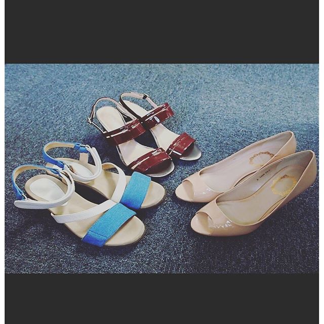 足元の涼しいサンダルやオープントゥで出かけることの多いこの季節。コーディネートに合わせて色を選ぶのも楽しみのひとつです♪今日は何を履いていこうかな。HP:@shoecaregirls#ハスキー犬 #ハスキーケン #靴磨き女子部 #サンダル #オープントゥ #bellflorrie #patrikcox #modeclasse  #くつのこと #mowbraymania #モゥブレィ同盟 #本日の足元チラッ