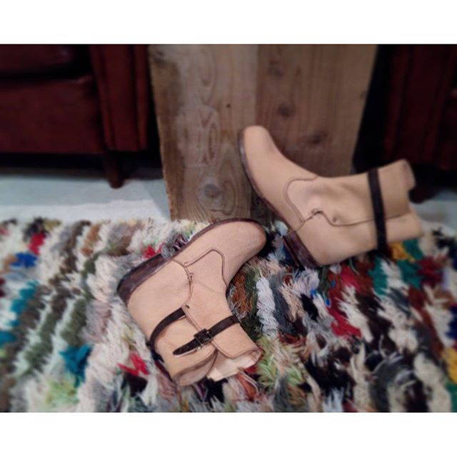 昨年秋から通い始めて遂に完成！デザインからハーフラバーの接着まで、オールハンドメイドの靴作り（＾ν＾）靴を作るってものすごく大変で、奥が深いと体感しました…#靴磨き女子部 #shoecaregirls #劇団ぴよこ#こうべくつ家#靴作り教室#1作目#handmadeshoes #leather#shoes#boots#jodphurboots