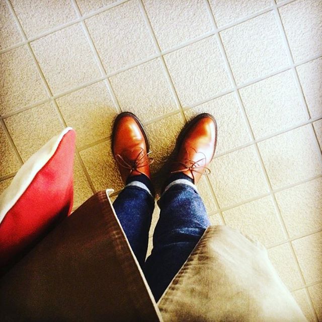 秋って短いなあと思う今日この頃です。。#orslow のペンシルスリムデニムに革靴を合わせて、しゃきっとさせました♫HP:@shoecaregirls#靴磨き女子部 #靴磨き女子部せんちゃん #jmweston #orslow #mowbraymania #jmウエストン