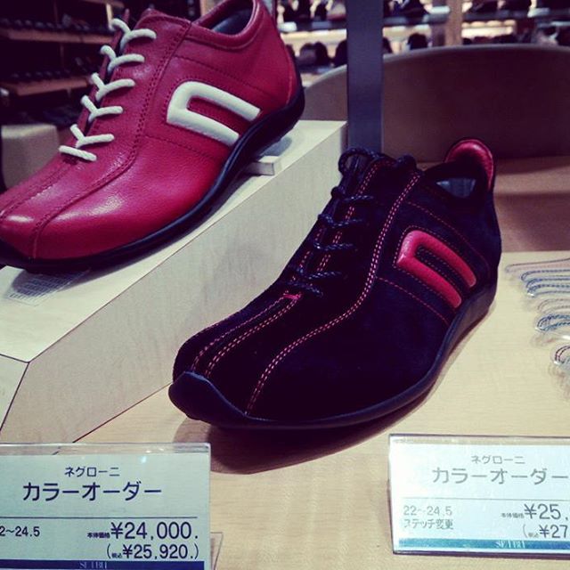 自分だけのドライビングシューズが欲しい…。そんな方にお知らせです！池袋西武5階紳士靴売り場では日本初のドライビングシューズブランド【negroni】のパターンオーダー会を12月18日まで開催中！革やステッチを選んで自分だけの一足が作れます(*‘ω‘ *)紳士靴売り場ですが…レディースサイズもございますのでぜひ！#靴磨き女子部#劇団ぴよこ#池袋西武#紳士靴売り場#でも#レディースサイズも#パターンオーダー#ドライビングシューズ#negroni#足元くらぶ#リペア工房もすぐですよ#mowbraymania #モウブレイ同盟HP:@shoecaregirls