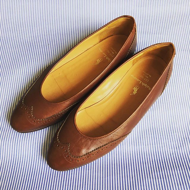 先日、とある方からいただいたラルフローレンのパンプス。これを履くときはストライプのシャツと合わせたいな〜と思い、背景をストライプにしてみました︎ #靴磨き女子部 #靴磨き女子部せんちゃん #mowbraymania #ralphlauren #shoecaregirls #靴磨きHP:@shoecaregirls