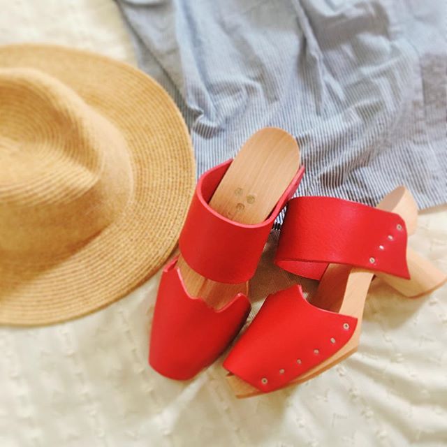 新しい赤い靴が仲間入り♫どんどんお気に入りの赤色の靴が増えています。#verotwiqo さんのシューズは2足目に！ヒールがどのデザインも可愛くてお気に入りです。夏も足元も明るくいきたいと思います。#靴磨き女子部 #バクバクコアラ#verotwiqo #サンダル解禁 #ワンピース#革靴女子 #shoe活2017