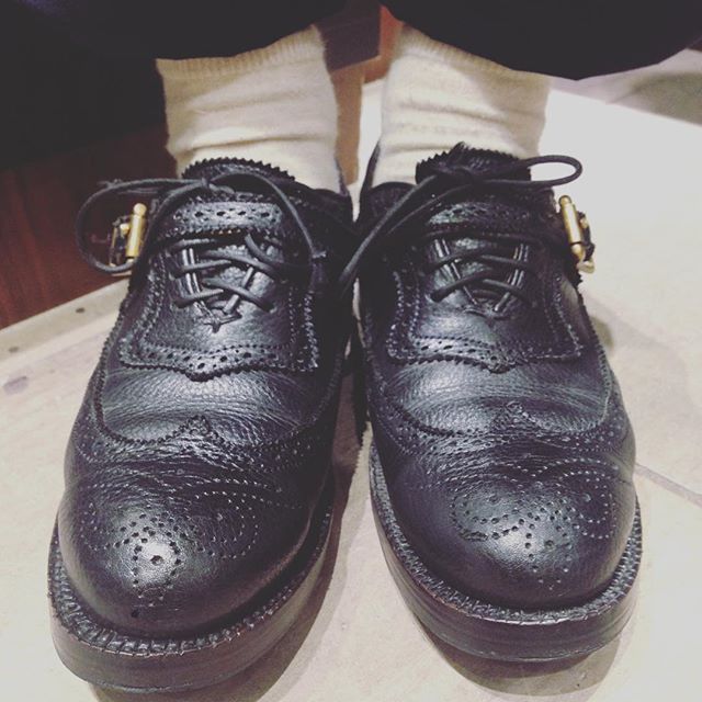 大先輩、こびとさんの足元を激写！！ 愛用のユケテン、エイジングもいい感じに進んでます。履きこむごとに出てくる味わいこそ、革靴の大きな魅力ですね。#靴磨き女子部 #靴磨き女子部セガール #mowbraymania  #ユケテン #革靴 #エイジング #shoe活2017