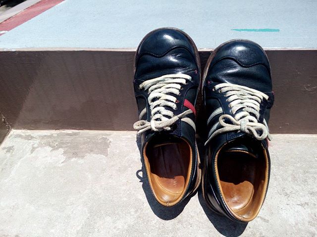 3年目に突入したスニーカー！…にみえますが、本格的な革靴です(๑•̀ㅁ•́๑)✧ 初めて色付きのクリームで補色した記念に一枚。これからもよろしくね♡#kokochisun3 #monkey#こうみえて#マッケイ製法#しかも#ヒドゥンチャネル#leather#leathershoes#足元倶楽部#ていねいな暮らし#靴磨き女子部#劇団ぴよこ