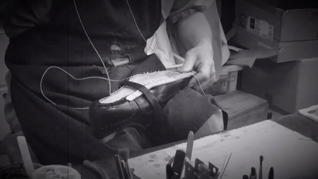大塚製靴さんの工場を見学させていただき、一つ一つ丁寧に仕上げられていく靴を見てその職人技に見惚れました。.写真の道具は師匠さんから受け継いだ大切なものだそうです。.HP:@shoecaregirls#shoecaregirls#靴磨き女子部ピンクレンジャー#靴磨き女子部#mowbraymania#mmowbray#足元くら部#japan#大塚製靴#オーダー靴#職人技#靴作り#工場見学#japanmade#受け継がれるもの#職人さん#丁寧な暮らし#shoesmakemehappy
