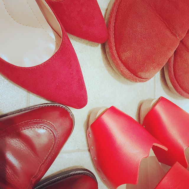【movie】赤い靴が好きで、気づけば赤ばかり、、︎赤い靴ってなぜか惹かれてしまいます！そして〝赤い靴〟がストーリーの鍵となる映画が今月公開されると知り、今からとっても楽しみです♫・・【ジュリーと恋と靴工場】靴工場を舞台に〝赤い靴＝戦う女〟を履いた女性たちが人世を切り開く、心踊るフレンチ・コメディ・ミュージカル！・#ジュリーと恋と靴工場#9月23日公開#9月23日は靴磨きの日 #靴磨き女子部#バクバクコアラ#足もと倶楽部#靴磨き#shoecare#赤い靴