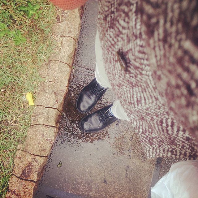 今日は上野公園の美術館へお出かけ雨が降って少し寒い本日はチャッカーブーツの出番温かめのコートを来て、チャッカーブーツはM.mowbray #プロテクターアルファ をかけて防水しているから安心#靴磨き女子部 #shocaregirls #ハスキー犬 #ハスキーケン #上野公園 #秋 #雨の日 #リーガル #regal #チャッカーブーツ #コート #靴 #革靴 #くつのこと #靴磨きの日2017 #mowbray #mowbraymania #モゥブレィ同盟HP:@shoecaregirls