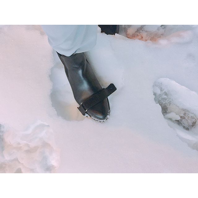 .大雪から始まり寒さが続いておりますね、、☃️ ..まだまだ路面は凍っているので、みなさんお気をつけください︎！ ..スノーキャッチャーを装着したブーツは雪の中でも頑張ってくれました、、！ ..HP:shoecaregirls..#靴磨き女子部#グリーンメン#関東は#大雪#そこで#スノーキャッチャー#雪対策#サイドゴアブーツ#shoecaregirls #mowbray #mowbraymania #靴磨き