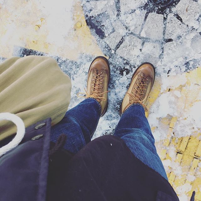 こんにちは。先日ダナーデビューしました！雪の日はもちろん、ワンピースなんかに合わせてもかわいいですねコーディネートの妄想が膨らみます…お手入れには #ビーズエイジングオイル がおすすめです♩HP:@shoecaregirls#mowbraymania #mowbray #靴磨き女子部 #靴磨き女子部せんちゃん #dannerlight #ダナー #ダナーライト
