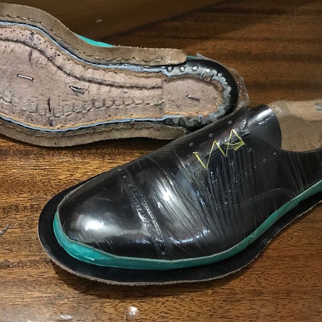 来月中には完成させたい。。。①5ヶ月前　②やっとカカトがつきました。#shoecare#mmowbray #shoe活2018 #靴磨き女子部n #インスタキャンペーン開催中#靴磨き #shoecaregirls#インスタキャンペーン中　#趣味の靴作り #靴作り#shoes #革靴女子#足元くら部 #靴磨き女子部 #手製靴 #oxford #handsewn #handsewnwelted #bespoke #bespokeshoes