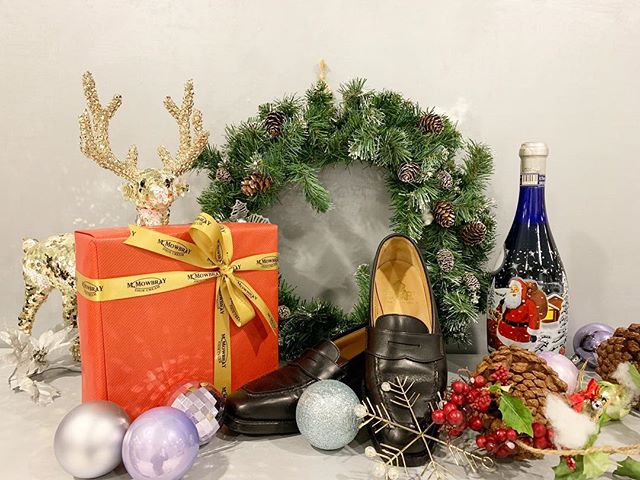 12月に入ったばかりだと思っていたら、きっとあっと言う間に日々が過ぎて、すぐにクリスマスがやって来ることでしょう。クリスマスプレゼントはもう決めましたか？狙っていたあの靴を貰うもよし、靴が好きな人へケアグッズをあげるもよしいろんなシューケアセット揃ってます︎︎︎#クリスマス #クリスマスプレゼント #ギフト #シューケア #靴みがき #shoecare #mowbray #crockettandjones #トナカイ #足元倶楽部 #おしゃれさんと繋がりたい #靴磨き女子部 o #shoecaregirls  #しじみ