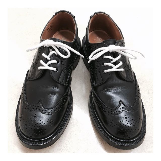 磨いてみました足元が綺麗だと気分良く過ごせますよね #trickers  #ウィングチップ #靴磨き女子部 #シューケア #shoecare #shoecaregirls #モノトーン #黒靴