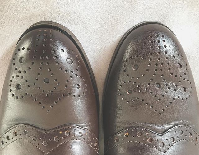 右はモゥブレィのダークブラウン、左はミディアムブラウンで磨いてみました。微妙な色の違い、お分かり頂けるでしょうか…？🤔.#shoecaregirls #靴磨き女子部 #靴磨き女子部b #shoes #shoecare #靴磨き #革靴 #革靴磨き #革靴女子 #mowbray