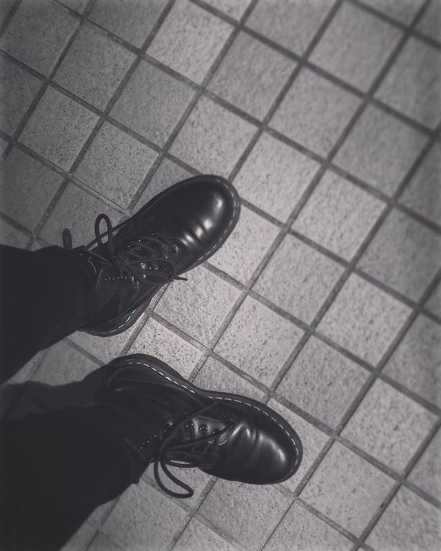 .寒い日にはマーチン。よく歩く日もマーチン。.…結果的にほぼ毎日マーチンです#靴磨き女子部#靴磨き女子部s#mowbray#drmartens#black#fashion#あしもと倶楽部#おしゃれさんと繋がりたい