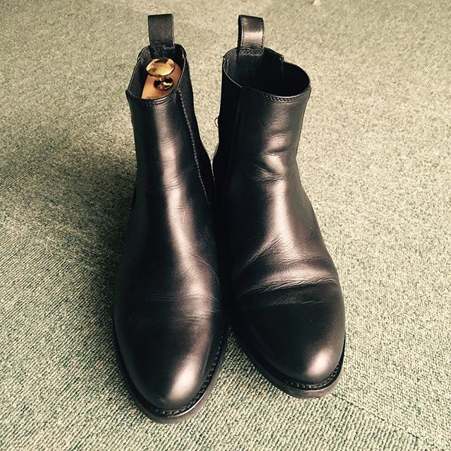 靴のハンガー＝シューズキーパー。.履きジワを伸ばして長持ちさせる。.磨きやすくなる。.お気に入りの靴なら絶対にキーパーを使うことをおすすめします！..HP:@shoecaregirls #靴磨き女子部 #靴磨き女子部t #シューキーパー #サイドゴアブーツ #雨の日靴 #あしもと倶楽部 #靴のお手入れ #アンクルパーツ #サルトレカミエ #靴磨き#shoecare #kiwi #shoetree #sidegoreboots #blackshoes #shoestagram #shoecaregirls #革靴女子#靴磨き倶楽部